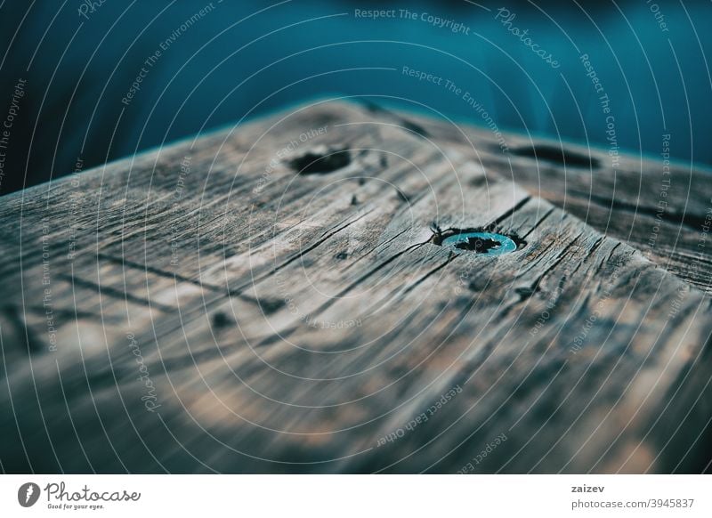 alte Holzplanke mit Schrauben Hintergrund Textfreiraum horizontal ohne Menschen Farbe schließen Landschaft Mitte Schutz Sicherheit Einfachheit karg gerissen