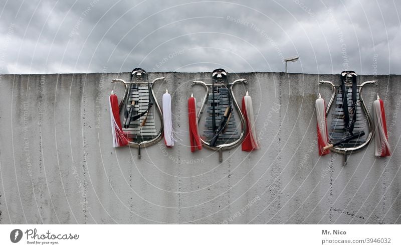 *2000*  Ein Ständchen bitte ! Mauer Betonwand Fassade Himmel Wolken trist grau Wand Musikinstrument tambourcorps spielmannszug lyra marschmusik vereinsleben