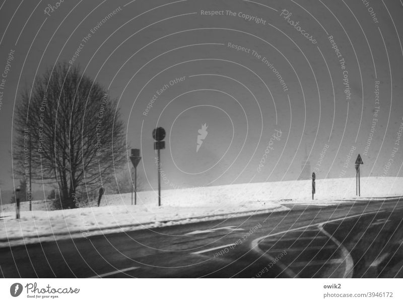 Straßenbild Verkehr Winter Außenaufnahme dunkel Verkehrsschild Fahrbahnmarkierung nass Wolken Stadt Schnee Menschenleer Schwarzweißfoto kalt Idylle