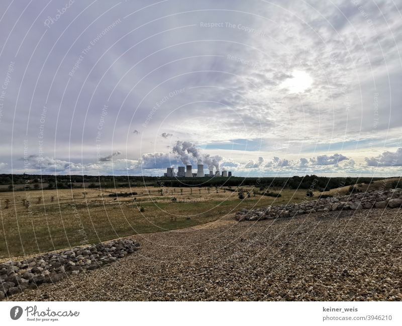 Blick auf Kraftwerk Boxberg von Findlingspark Nochten aus gesehen - Landschaft im Lausitzer Seenland Kohlekraftwerk Kohlebau Tagebau Wasserdampf Gruben Sonne