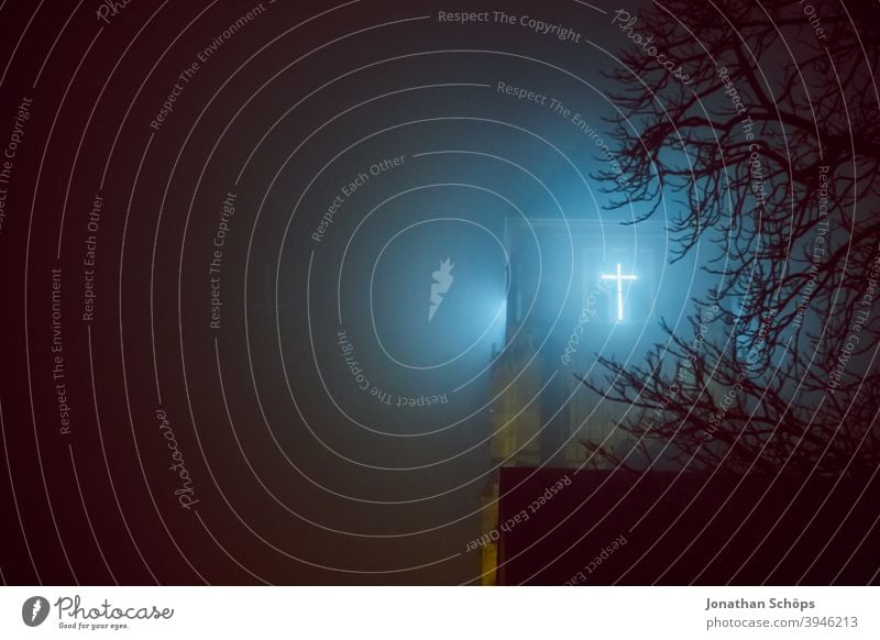 leuchtendes Kreuz am Kirchturm nachts im Nebel Botschaft Chemnitz Christentum Christus Glauben Gott Hoffnung Jesus Kirche Licht Neonröhre Ostern Rettung