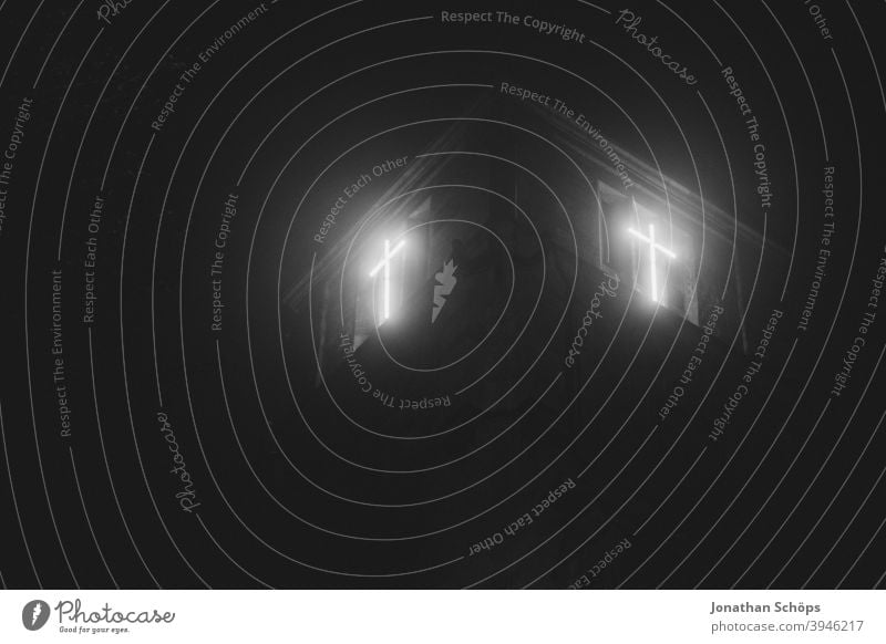 leuchtendes Christus Kreuz am Kirchturm bei dunkler Nacht Botschaft Chemnitz Christentum Glauben Gott Hoffnung Jesus Kirche Licht Nebel Neonröhre Ostern Rettung
