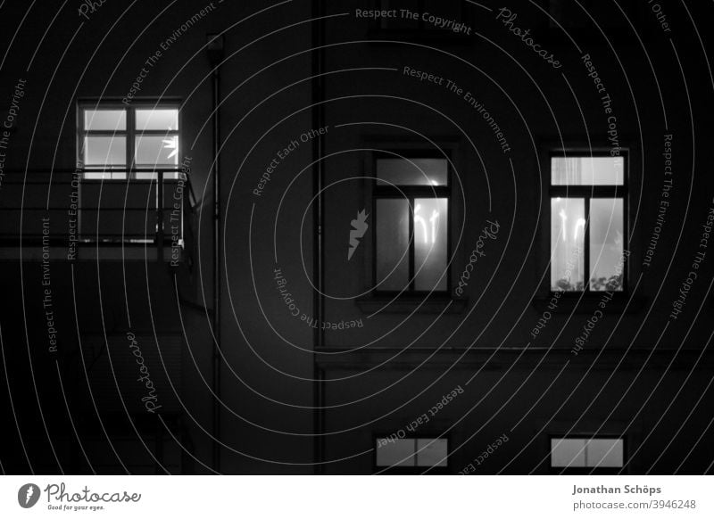 Fenster mit Reflektion vom Kreuz Fassade Haus Licht Nebel Spiegelung Weihnachtsbeleuchtung leuchten wohnen fenster fassade Reflexion & Spiegelung haus Stadt