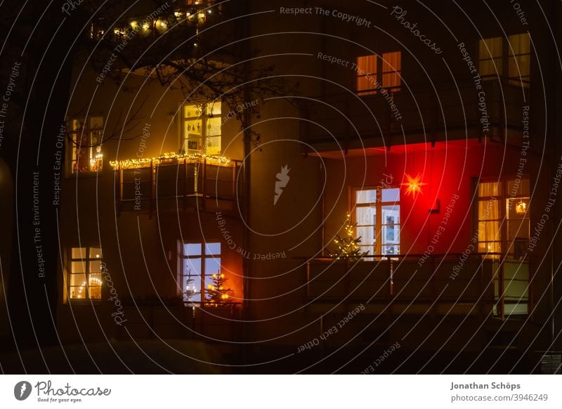 Stern und Weihnachtsbaum auf Balkon bei Nacht Advent Balkone Fassade Fenster Haus Herrnhuter Stern Licht Nebel Reflektion Spiegelung Weihnachten