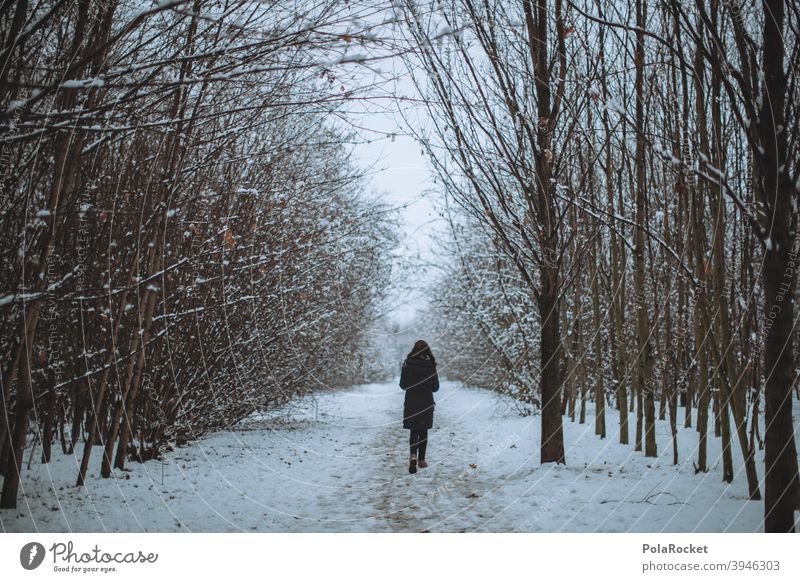 #A+# Frau im Wald am Weggehen. Hee, warte! laufen Winter Winterurlaub Winterstimmung Wintertag Winterwald winterlich Winterspaziergang Spaziergang draußen Kälte