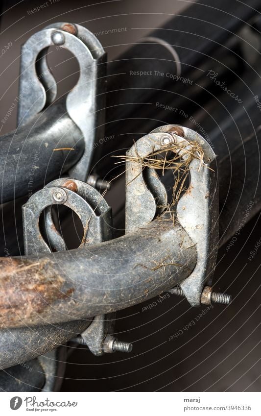 Alles fest im Griff, sprach die Rohrschelle und hielt das Eisenrohr fest. Metall Klammer schmutzig Verbindungstechnik klammern Bogen Industrie verzinkt