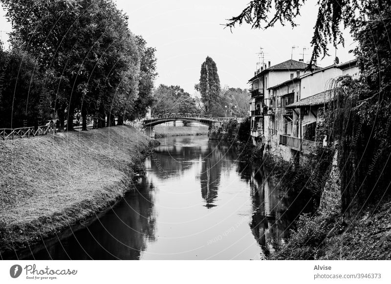 Fluss mit Brücke Italien Wasser Veneto Vicenza Bacchiglione Italienisch Großstadt Natur reisen im Freien fiume grün Himmel Landschaft Baum blau Europa Gras