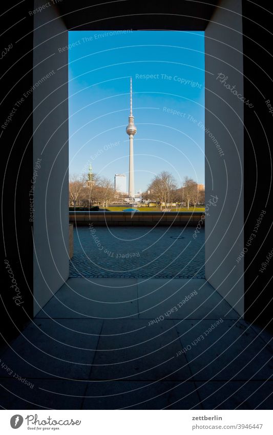 Marienkirche und Fernsehturm, gesehen aus dem Berliner Schloss alex alexanderplatz architektur berlin berliner schloss büro city deutschland fernsehturm