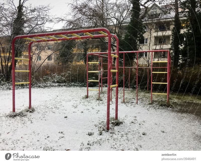 Spielplatz im Lockdown kalt neuschnee schneedecke stadt urban vorstadt winter winterlich spielplatz leer menschenleer klettern klettergerüst leiter sprosse