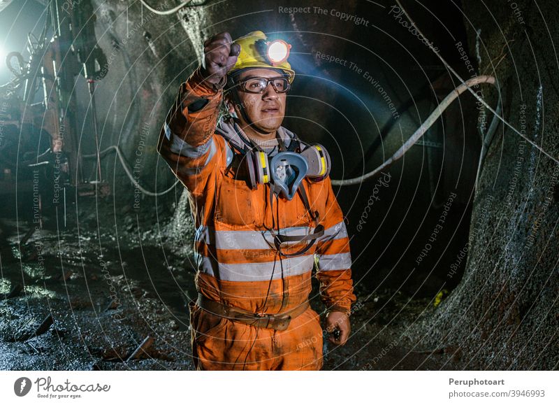 Bergleute und große Maschinen im Inneren der Mine Bergarbeiter Arbeiter Kohle Mann Sicherheit unterirdisch professionell Schutzhelm Business Maschinenbau hart