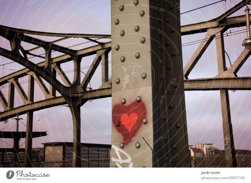 Liebe an der Bösebrücke Bogenbrücke Brücke Bornholmer Straße Architektur Bahnhof Bornholmer Straße Berlin-Wedding Himmel Herz (Symbol) Denkmal Nieten