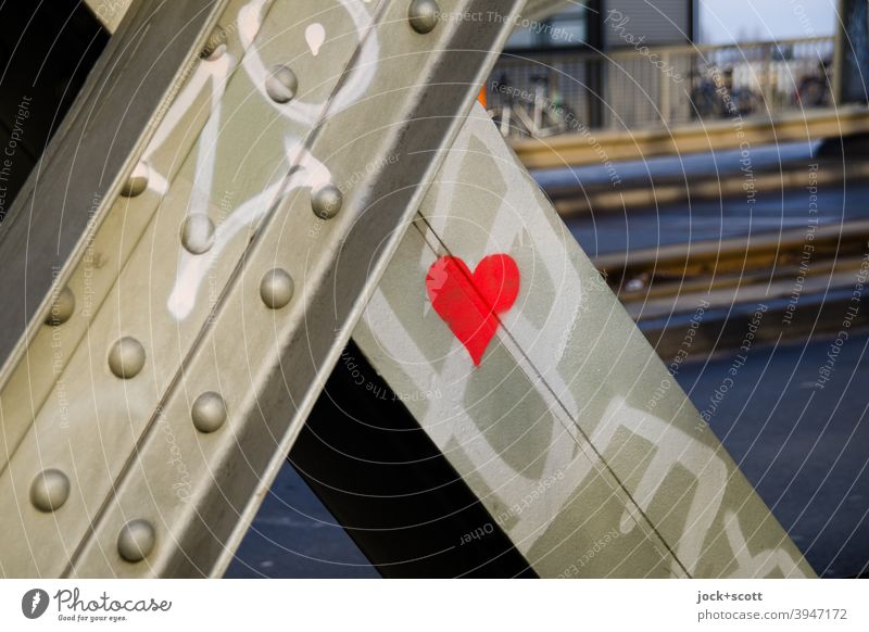 Liebe und gar nicht Böse Bogenbrücke Brücke Bornholmer Straße Bahnhof Bornholmer Straße Herz (Symbol) Denkmal Nieten Strukturen & Formen historisch Verkehrswege