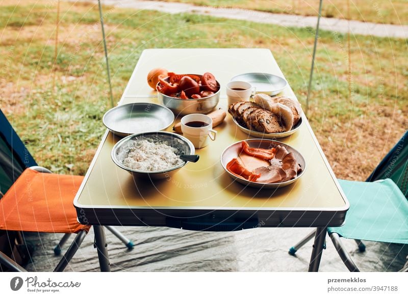 Frühstück in den Sommerferien auf dem Campingplatz zubereitet authentisch wirklich Banane gekochtes Fleisch langsames Leben Tischdecken im Freien