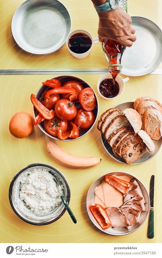 Frühstück in den Sommerferien auf dem Campingplatz zubereitet authentisch wirklich Banane gekochtes Fleisch langsames Leben Tischdecken im Freien