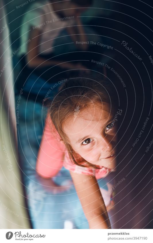 Schwestern verbringen Zeit in einem Zelt auf dem Campingplatz. Kinder mit Tablet spielen Spiele online während der Sommerferien Spielen Mädchen Geschwister