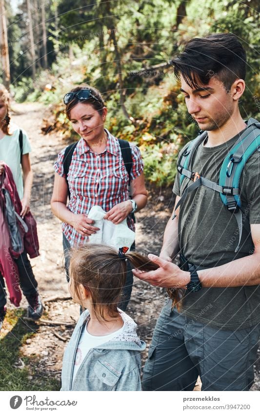 Familie mit Rucksäcken Wandern in einem Gebirge aktiv verbringen Sommerurlaub zusammen Aktivität Abenteuer Frau Wald Waldlandschaft Schneise Freiheit Spaß grün