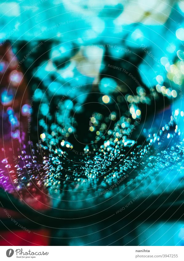 Vibrant Hintergrund von Wassertropfen in einer Dusche Tropfen abstrakt Textur Bokeh Feldtiefe Lichter Kontrast pulsierend cool Sauberkeit dunkel Tapete