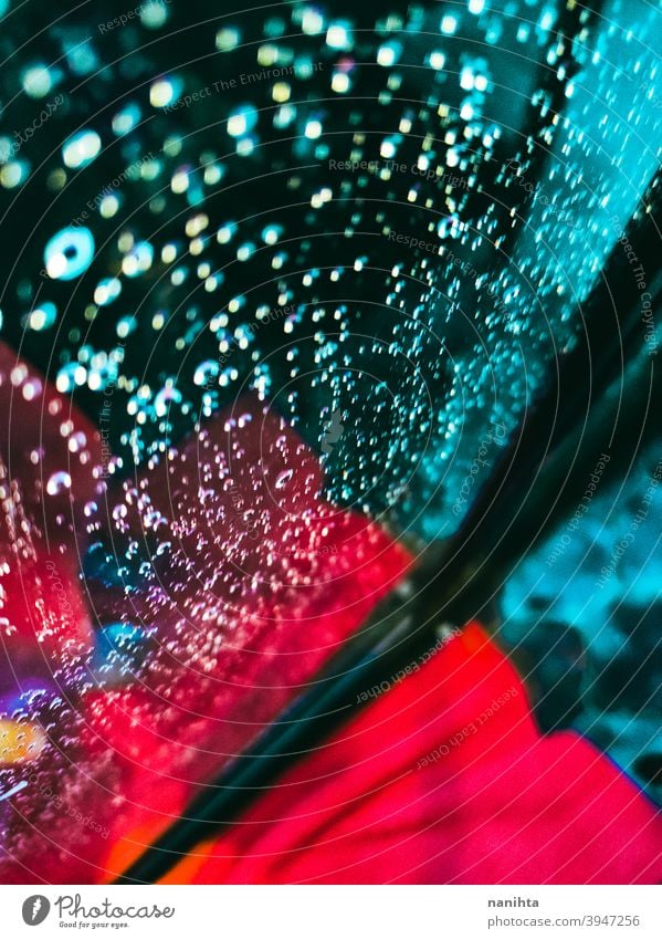 Vibrant Hintergrund von Wassertropfen in einer Dusche Tropfen abstrakt Textur Bokeh Feldtiefe Lichter Kontrast pulsierend cool Sauberkeit dunkel Tapete