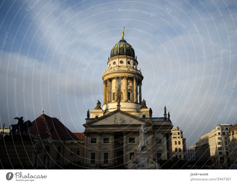 Gendarmenmarkt - französischer Dom Architektur Abenddämmerung Sonnenlicht historisch elegant Reichtum Berlin-Mitte Sehenswürdigkeit Platz Stadtmitte