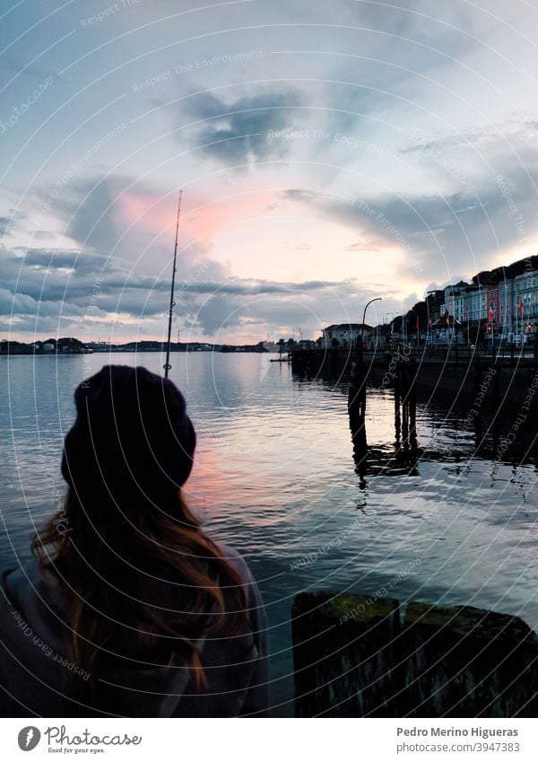 Mädchen beim Angeln in Irland Fischen Bucht MEER Wasser Portwein Mädchen angeln Stadt Betrachtungen Republik Irland schön Landschaft Küste Fischerdorf