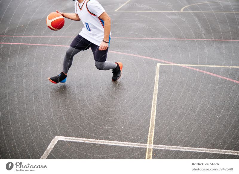 Ausgeschnittenes Bild eines Mannes, der auf einem Platz Basketball spielt. Kopierbereich. punkten Gewinner dribbeln erfolgreich sein Jugend Gericht Uniform