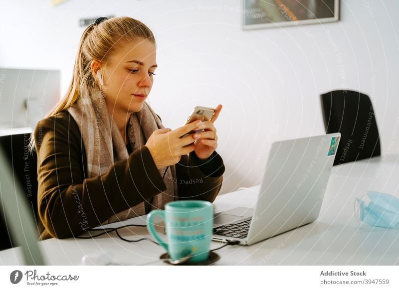 Blond Business Frau arbeitet in einem Büro Computer Telefon Funktelefon Browsen Laptop professionell Menschen Geschäftsfrau schön Person Manager Arbeit