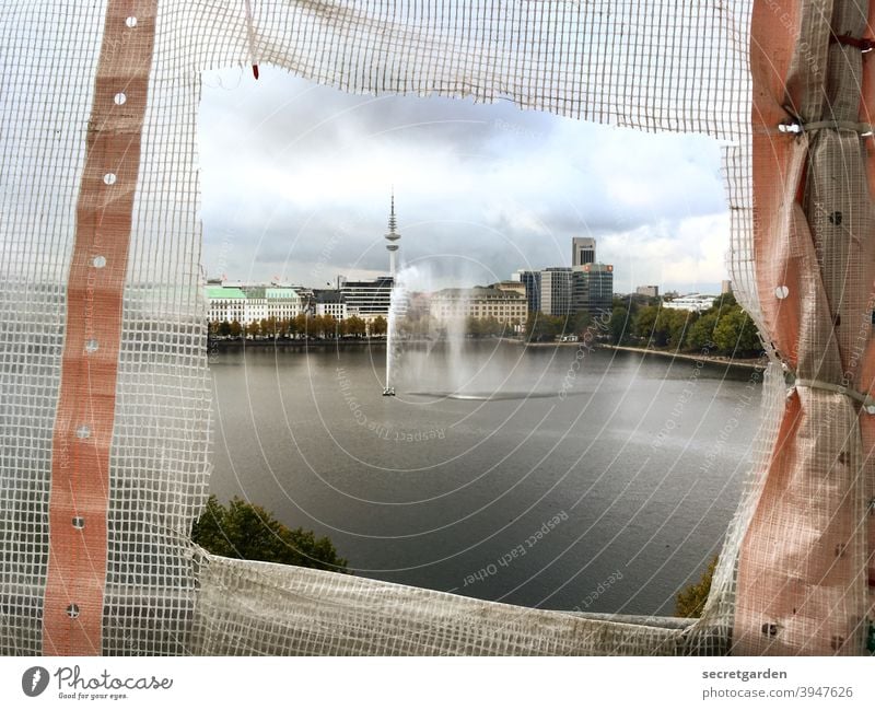 aus dem Rahmen fallen. Hamburg Aussicht fontäne Alster See Stadt Skyline Fernsehturm Wolken Baustelle Guckfenster Panorama (Aussicht) Farbfoto Außenaufnahme