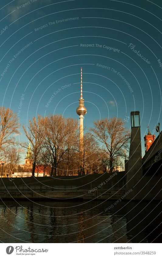 Marienkirche, Fernsehturm, Rathausbrücke und Rotes Rathaus in Berlin alex alexanderplatz architektur berlin berliner schloss büro city deutschland fernsehturm