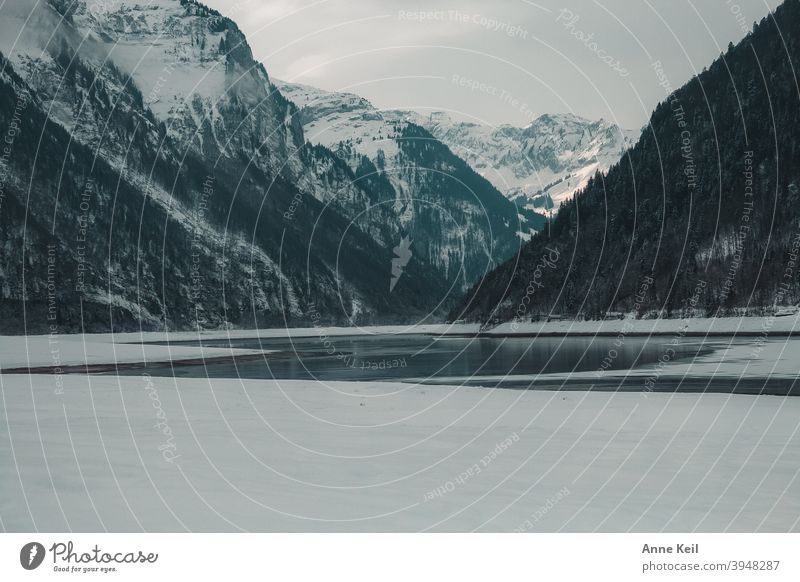 Bergsee im Winter von Bergen umrandet. Klöntalersee Berge u. Gebirge Landschaft See Farbfoto Außenaufnahme wandern Wasser