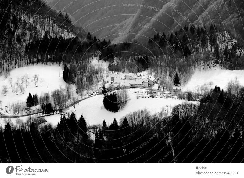 Dorf mit Schnee drei Italien Haus Alpen reisen Himmel Landschaft Natur Europa Winter Berge u. Gebirge Gipfel alpin Tourismus dolomiti weiß Sport kalt Feiertag