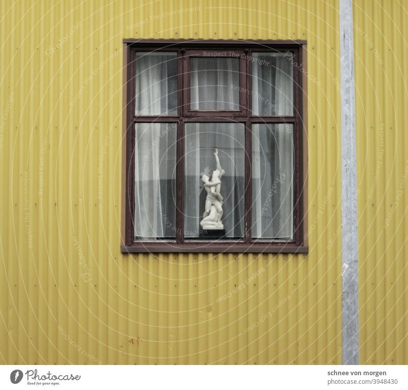 gelb macht süchtig haus island fenster wellblech aussicht gardine laterne strasse stadt wohnung wohnen Farbfoto Menschenleer Straße Wand Außenaufnahme