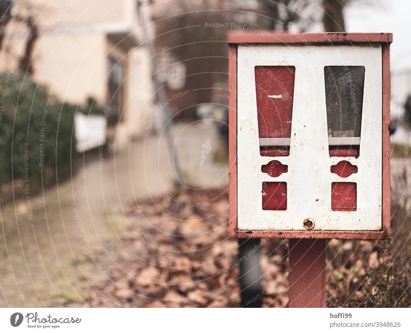 ein alter Kaugummiautomat ohne Kaugummi Automat retro Kindheit Nostalgie Erinnerung ästhetisch Lebensfreude Pause Ordnung Design Enttäuschung Glück kaufen