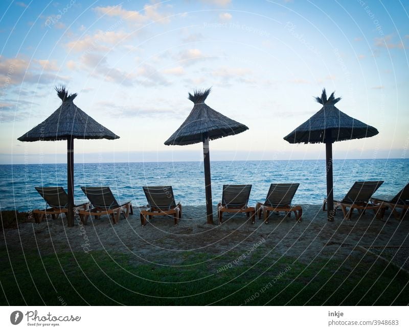 S E H N S U C H T Lockdown Farbfoto Meer Horizont Abendstimmung Sonnenschirme Strand Liegen menschenleer blau schönes Wetter Ferien Freizeit Urlaub Nebensaison