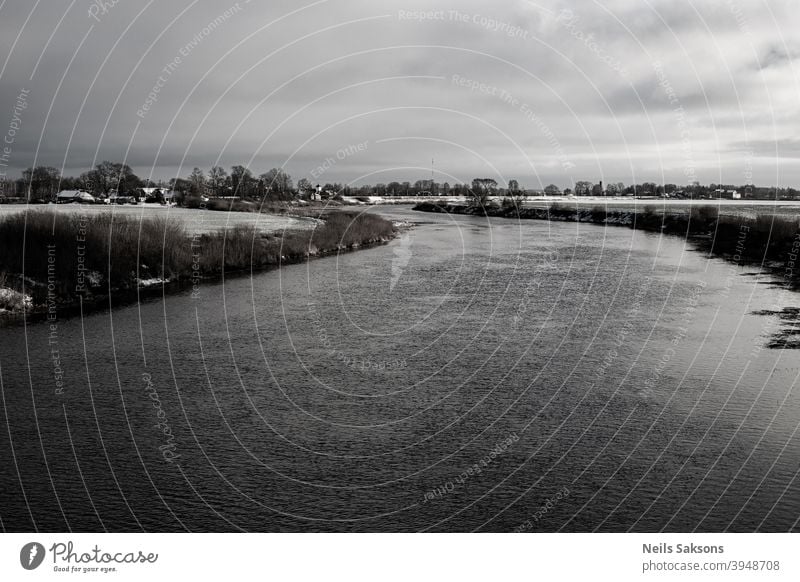 der schönste Fluss in Lettland von meiner Lieblingsbrücke Wiesen Gestade strömen Wasser Bach Natur Landschaft Wildwasser reißend langsamer Strom ruhige Gewässer