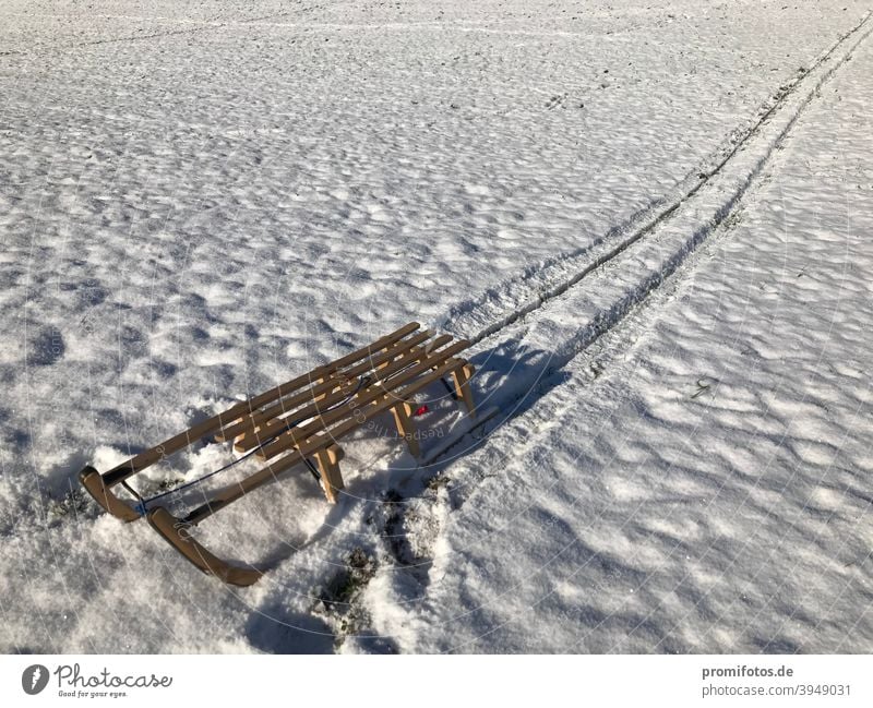 Schlittenfahrt und Spuren im Schnee bei Sonnenschein im Winter 2020: Foto: Alexander Hauk schlitten Allgäu Oberallgäu Holz Holzschlitten Wintersport Wintertag