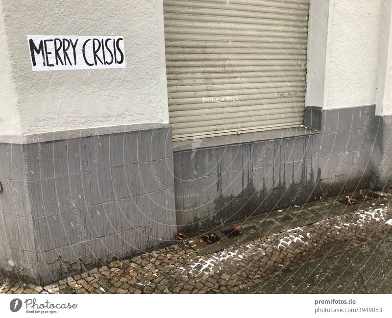 Schriftzug "Merry Crisis" an einer Hauswand. Foto: Alexander Hauk merry crisis krise klimakrise finanzkrise bankenkrise politikkrise finanzen hauswand