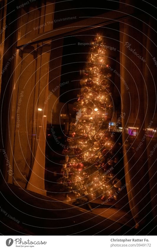 Rote Reflektionen vor einer Tankstelle. Berlin Licht Nacht ungemütlich kalt nass gelb Nachtaufnahme Winter Nachtfotografie Prenzlauer Berg Nachtlicht Nachtleben