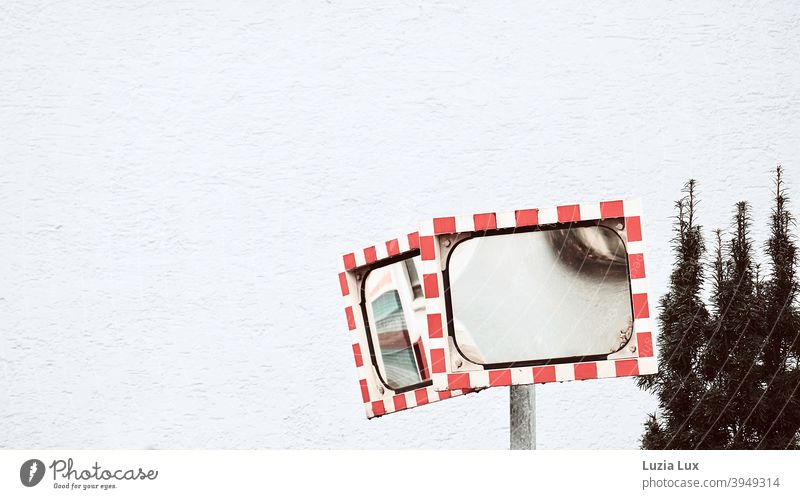 Wohin nur oder Verkehrsspiegel mit Reflektoren zeigen unterschiedliche Ansichten, verschwommen Beobachtungspiegel Sicherheitsspiegel Konvexspiegel immergrün