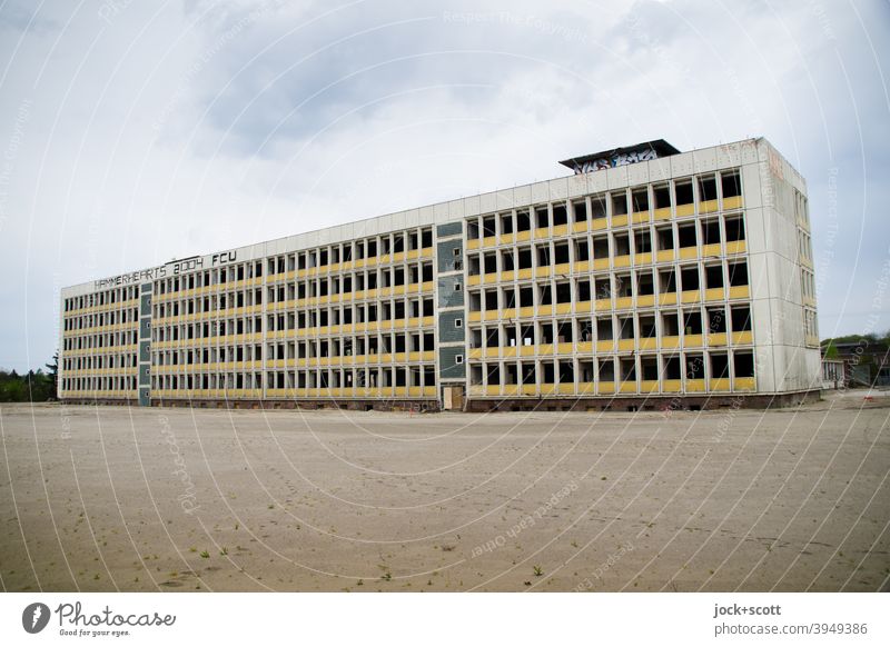 Plattenbau allein auf weiter Flur Architektur Fassade Leerstand DDR Ruine Endzeitstimmung verfallen lost places trostlos trist freistehend Brachland Treptow