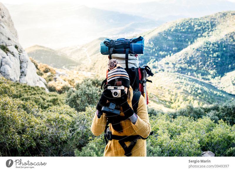 Mädchen Wanderer mit Rucksack nehmen ein Bild. Reisen Lifestyle-Konzept. Expedition Frau Camping Abenteuer Glück Trekking Entdecker im Freien reisen Reisender