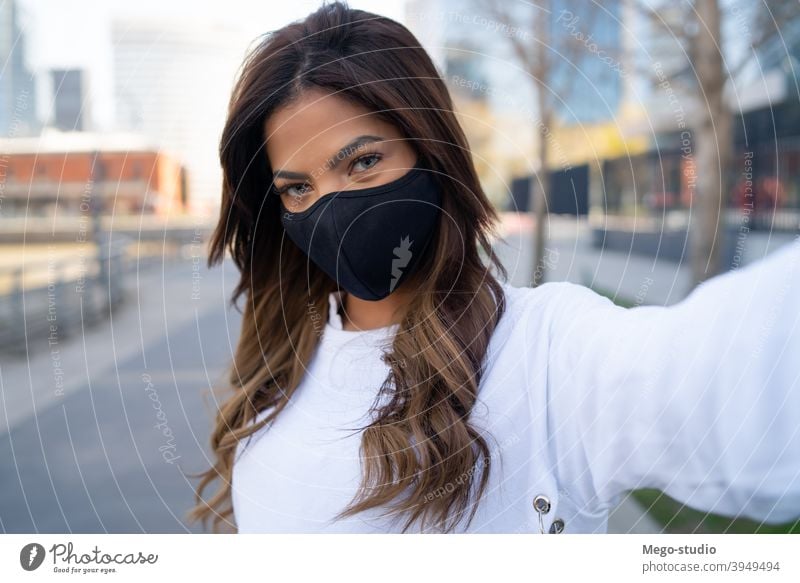 Junge Frau macht Selfies im Freien. jung urban Gesichtsmaske Porträt Lifestyle reisen Straße brünett Urlaub Tourist modern Bild Fotografieren posierend