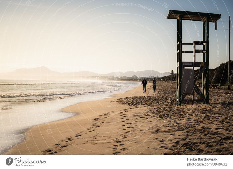 Paar spaziert am Strand Spaziergang MEER Sand Zusammensein Wasser Reise reisen Küste unkenntlich anonym Natur Ferien & Urlaub & Reisen Landschaft Seeküste