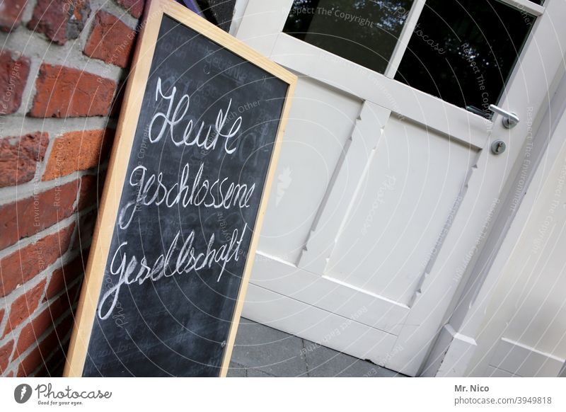 Heute geschlossene Gesellschaft geschlossene gesellschaft Schilder & Markierungen Schriftzeichen Hinweisschild Lokal gaststätte Gastronomie veranstaltungsort