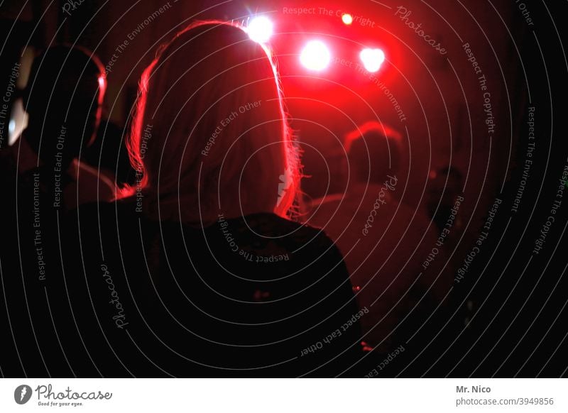 Partystimmung Licht Musik Feste & Feiern Tanzen Scheinwerfer Partygast Club Disco rot Silhouette Freude tanzen Tänzer Wochenende Konzert Show Veranstaltung