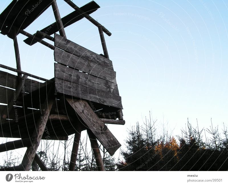 Hochsitz baufällig Wald Architektur Himmel blau Anschnitt