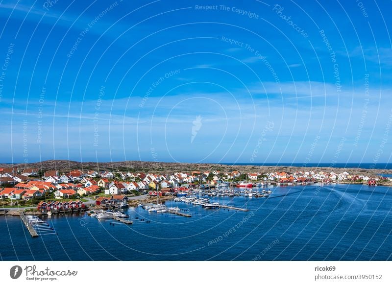 Blick auf den Ort Smögen in Schweden Schären Schärengarten Sotenäs Meer Küste Nordsee Skagerrak Hafen Boot Schiff Motorboot Marina Segelboot Segelschiff