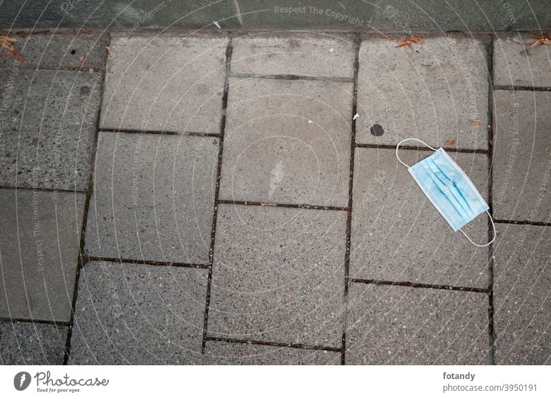 Einwegmaske auf dem Bürgersteig Objekt Draussen Mund-und Nasen-Maske Schutzmaske medizinisch blau hellblau bürgersteig niemand Gehweg beton Gehwegplatten Fugen