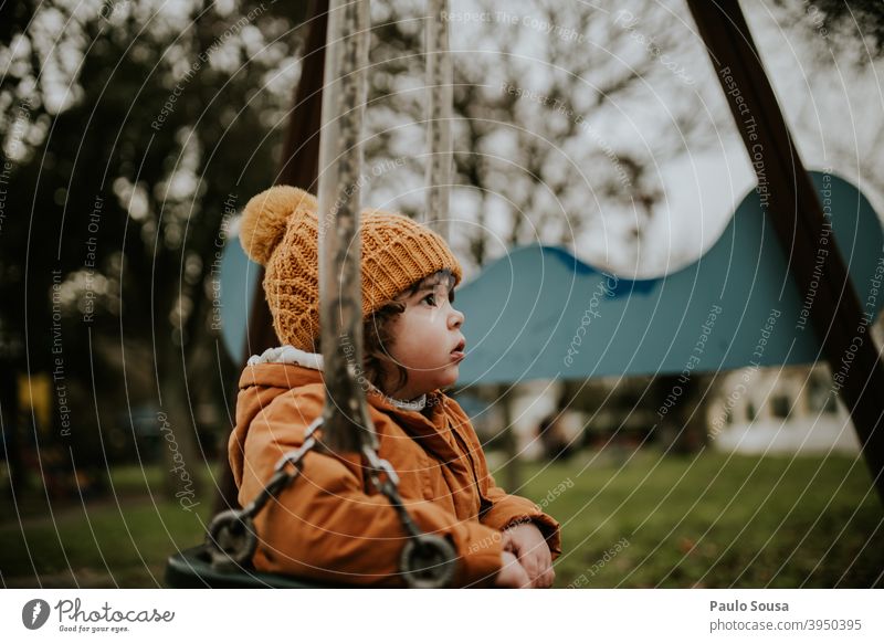 Kind spielt auf Spielplatz Sliden Kindheit Mädchen 1-3 Jahre Glück Freude Tag Mensch Farbfoto Außenaufnahme Spielen Kindergarten Kaukasier Fröhlichkeit