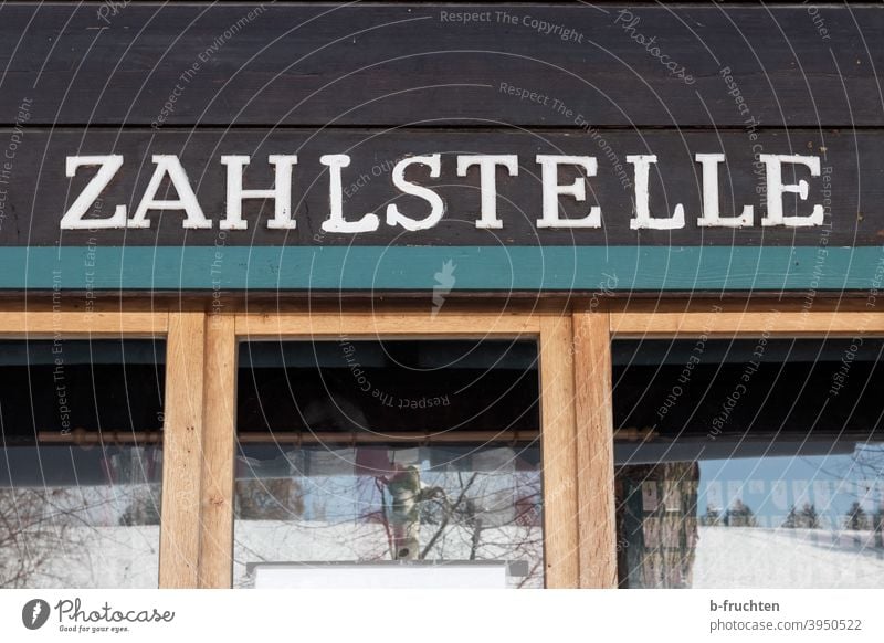 Zahlstelle - Aufschrift auf Kassenhäuschen Kassenhaus bezahlen Schriftzeichen Schilder & Markierungen Buchstaben Wort Fassade Außenaufnahme Typographie Fenster