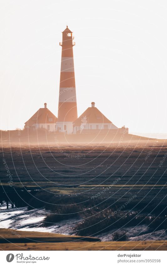 Sonnenuntergang am Leuchtturm Westerheversand auf der Halbinsel Eiderstedt VI Weitwinkel Panorama (Aussicht) Totale Froschperspektive Starke Tiefenschärfe